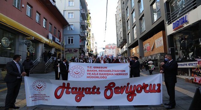Engelliler Gününde Yürüyüşe Katıldı